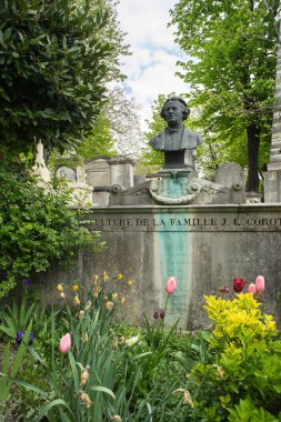 Paris, Fransa - 29 Nisan 2016: Jean Baptiste Camille Corot'ın mezarı Pere Lachaise Mezarlığı. Fransız bir manzara ve portre ressam. 
