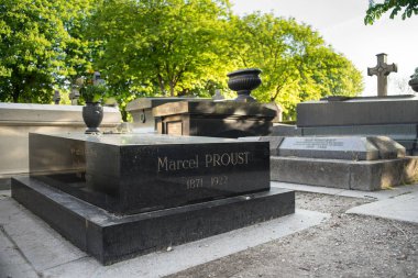 Paris, Fransa - 2 Mayıs 2016: Proust Pere Lachaise Mezarlığı'ndaki mezarı. Marcel Proust bir Fransız yazar, eleştirmen ve deneme yazarı en iyi bilinen için onun anıtsal Roman - Kayıp Zamanın yapıldı.