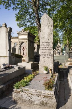 Paris, Fransa - 2 Mayıs 2016: Guillaume Apollinaire'nın mezarı Pere Lachaise Mezarlığı. Fransız şair, oyun yazarı, kısa öykü yazarı, romancı ve sanat eleştirmeni Polonya asıllı olduğunu