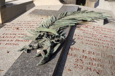 Paris, Fransa - 2 Mayıs 2016: Fulgence Bienvenue'nın mezarı Pere Lachaise Mezarlığı. Ünlü Fransız inşaat mühendisi, en iyi bilinen rolü Paris Metro inşaatı ile yapıldı.