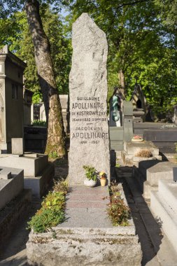 Paris, Fransa - 2 Mayıs 2016: Guillaume Apollinaire'nın mezarı Pere Lachaise Mezarlığı. Fransız şair, oyun yazarı, kısa öykü yazarı, romancı ve sanat eleştirmeni Polonya asıllı olduğunu