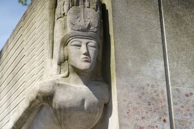 Paris, Fransa - 2 Mayıs 2016: Oscar Wilde'nın mezarı Pere Lachaise Mezarlığı. Oscar Fingal O'Flahertie Wills Wilde, İrlandalı oyun yazarı, romancı, denemeci ve şair yapıldı.