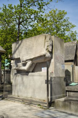 Paris, Fransa - 2 Mayıs 2016: Oscar Wilde'nın mezarı Pere Lachaise Mezarlığı. Oscar Fingal O'Flahertie Wills Wilde, İrlandalı oyun yazarı, romancı, denemeci ve şair yapıldı.