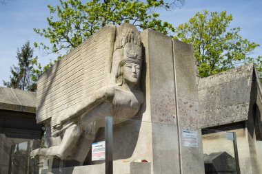 Paris, Fransa - 2 Mayıs 2016: Oscar Wilde'nın mezarı Pere Lachaise Mezarlığı. Oscar Fingal O'Flahertie Wills Wilde, İrlandalı oyun yazarı, romancı, denemeci ve şair yapıldı.