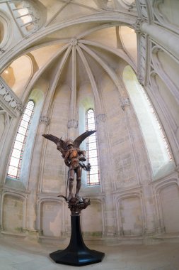 Pierrefonds, Fransa - 6 Haziran 2016: Heykel, Saint Michel'in Pierrefonds kale kilisede. Orta çağlardan gelen savunma askeri mimarisinin özelliklerini çoğunu içerir