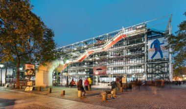 Paris, Fransa - 17 Kasım 2016: Pompidou Merkezi alacakaranlıkta. Bu yüksek teknoloji mimarisi tarzında Richard Rogers ve Renzo Piano, Gianfranco Franchini birlikte ekip tarafından tasarlanmıştır