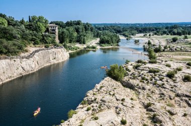 Kanyon Gardon Nehri altında köprü, Pont du Gard, Nimes, Fransa