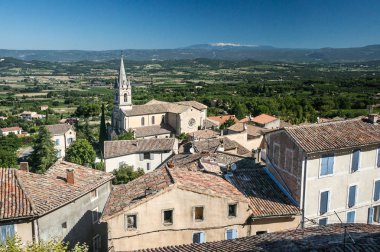 Luberon manzaralı Bonnieux ve Mont Ventoux katedral ile arka planda, Provence, Fransa