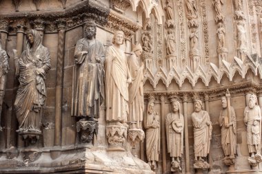 Heykeller, katedral, Notre-Dame, Reims, Fransa cephesinde old ones aksine geri