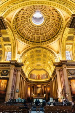 Rennes, Fransa - 14 Ekim 2016: Rennes Katedrali (cathedrale Saint-Pierre de Rennes) iç bir Roma Katolik katedral ve Rennes şehir içinde bulunan