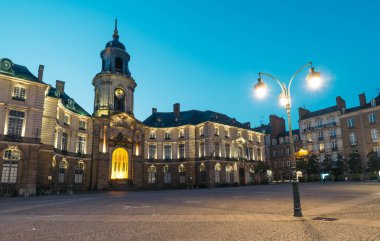 Rennes Belediye Binası alacakaranlıkta. Kare Belediye Binası, Rennes, Brittany-Fransa, Eski Şehir Meydanı