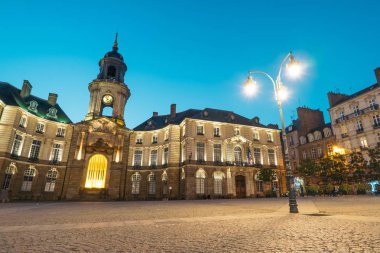 Rennes Belediye Binası alacakaranlıkta. Kare Belediye Binası, Rennes, Brittany-Fransa, Eski Şehir Meydanı