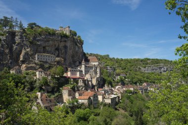 Rocamadour, Midi Pyrenees içinde bir uçurumun üzerinde güzel bir Fransız köyünde. Rocamadour ziyaretçiler için bir geçit bir kolu nehir Dordogne yukarıda onun ayarında çekti
