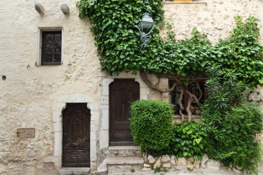 Tipik southearn görünümünü Fransa eski taş village saint paul de vence üzerinde birçok sanatçılar, ressamlar, heykeltıraşlar Fransız Rivierası sığınağıdır