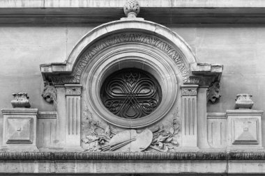 Eski heykel boyacı boya fırçası ve palet üzerinde kapı, Paris, Fransa (siyah ve beyaz) 