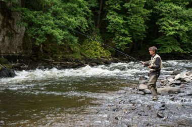 Sioule Nehri, Fransa - 31 Mayıs 2015: Adam balıkçılık alabalık uyandığımız Sioule nehir, Auvergne, Fransa