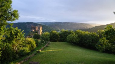 Sabah, Puy de Dome, Auvergne, Fransa Rocher Castle (Chateau Rocher) harabe