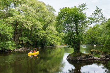 Auvergne, Sioule Nehri üzerinde tekne insanlar Fransa