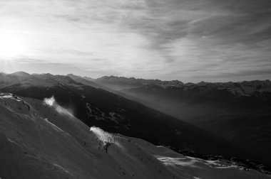 Sunrise, Chamonix-Mont-Blanc, Haute-Savoie, Auvergne-Rhône-Alpes adlı Aiguille du Chardonnet. Mont Blanc massif içinde bir dağdır. Buzul du Tour ve buzul d'Argentiere arasında yer alır