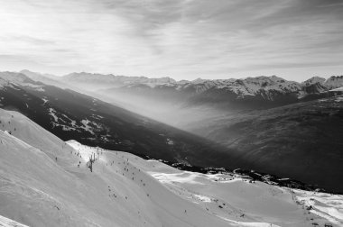 Sunrise, Chamonix-Mont-Blanc, Haute-Savoie, Auvergne-Rhône-Alpes adlı Aiguille du Chardonnet. Mont Blanc massif içinde bir dağdır. Buzul du Tour ve buzul d'Argentiere arasında yer alır