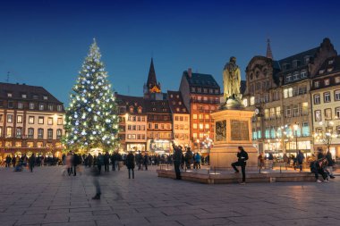 Strasbourg, Fransa - 16 Aralık 2016: Noel ağacı Noel pazarı Kleber Meydanı'nda gece ile