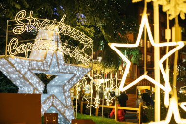 Strasbourg, Fransa - 16 Aralık 2016: Neon ışık süslemeleri Noel zamanda, Strasbourg, Alsace, Fransa (Capitale de Noel anlamına gelir Fransızca Noel sermaye)