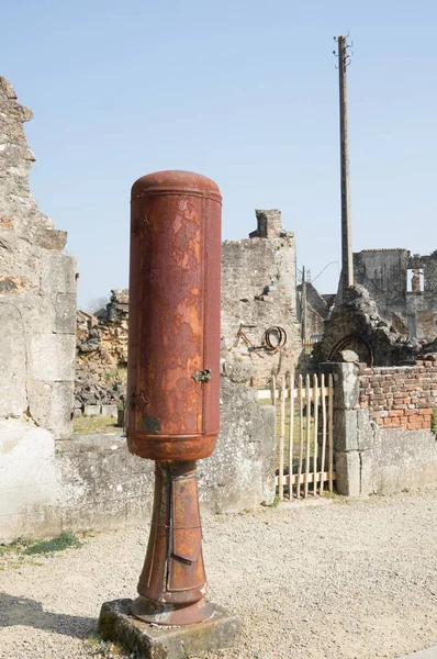 Oradour Sur Glane França Março 2014 Bomba Óleo Enferrujada British — Fotografia de Stock