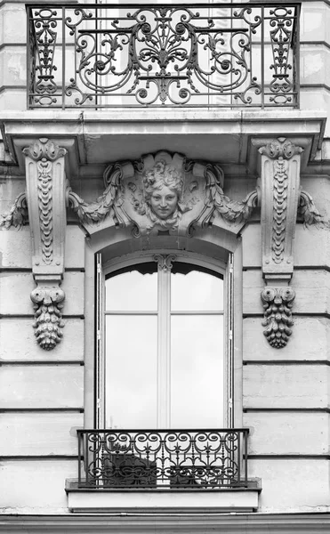 Typisches Pariser Fenster Mit Dekoration Der Skulptur — Stockfoto