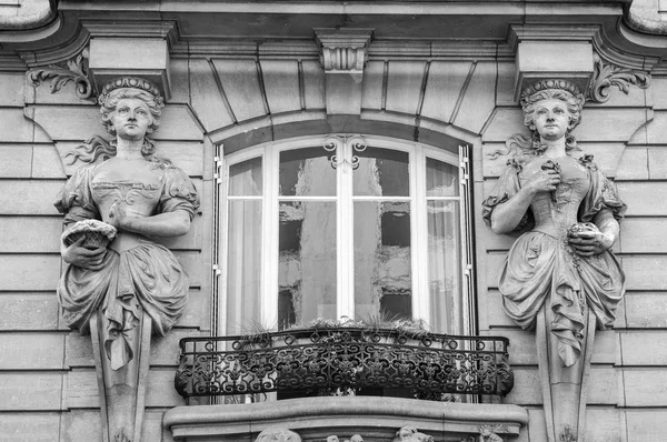 Okna Ozdobione Rzeźbami Paryż Francja — Zdjęcie stockowe