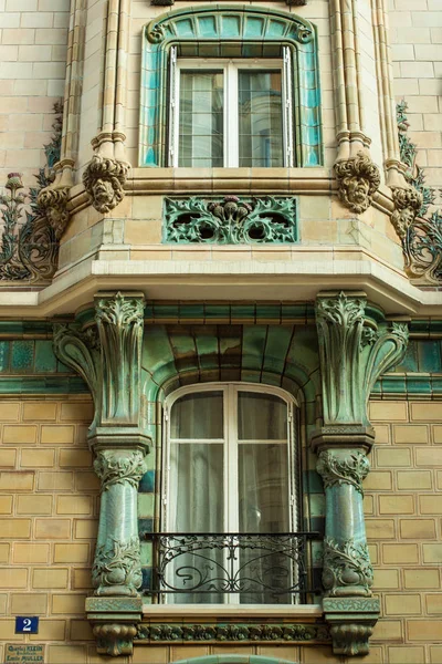 Windows 饰瓷在巴黎 — 图库照片