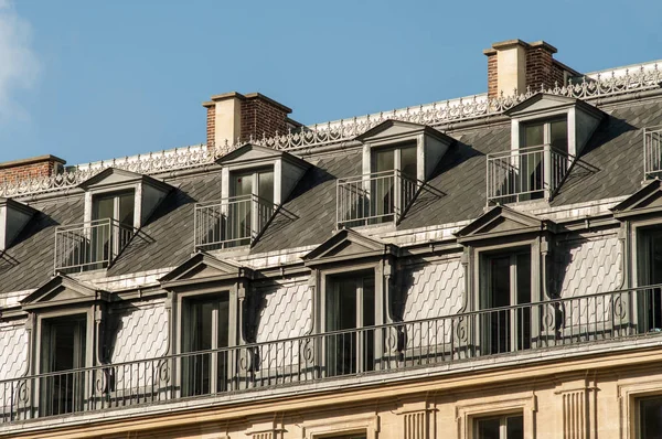 典型的なパリ風のマンサード屋根 — ストック写真