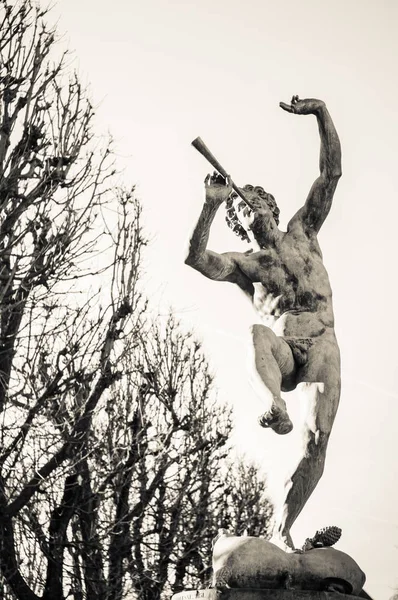 Ένα Άγαλμα Του Κήπος Του Λουξεμβούργου Χορευτικό Faun Από Ευγ — Φωτογραφία Αρχείου