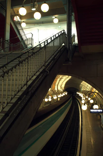 Паризьке Метро Станції Сходи — стокове фото