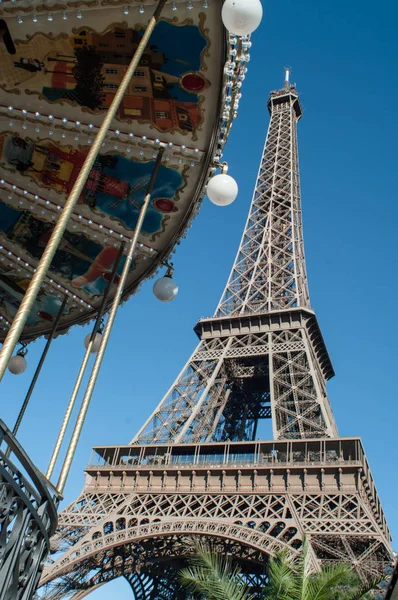 Torre Eiffel Con Carrusel Primer Plano —  Fotos de Stock