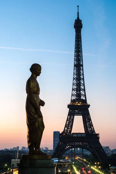 法国巴黎 埃菲尔铁塔 埃菲尔铁塔 在黄昏时在黄昏时被照亮 这是一座锻造铁格塔 以工程师古斯塔夫 埃菲尔的名字命名 — 图库照片