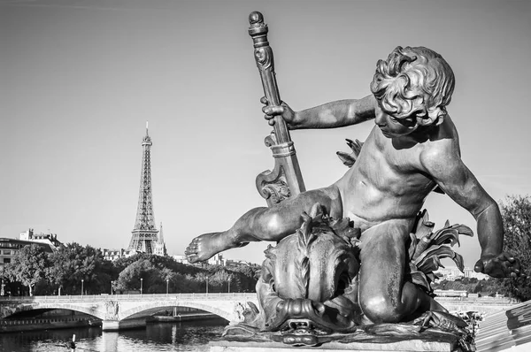 Paris Noir Blanc Sculpture Enfant Sur Pont Alexandre Iii Matin — Photo