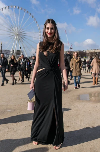 Paris - Ekim 2016: Paris moda haftası sırasında şık kadın. New York, Londra ve Milan Fashion week ile onlar dünyanın dört büyük moda etkinlikleri vardır