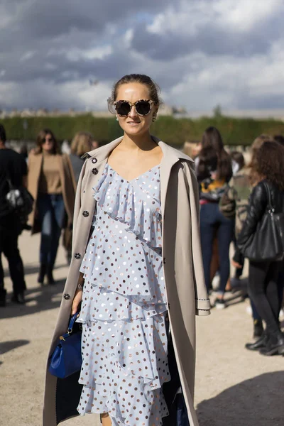 Paris - Ekim 2016: Paris moda haftası sırasında şık kadın. New York, Londra ve Milan Fashion week ile onlar dünyanın dört büyük moda etkinlikleri vardır