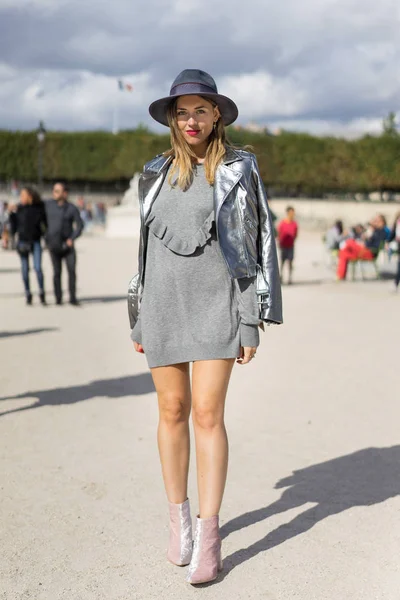 Paris - Ekim 2016: Paris moda haftası sırasında şık kadın. New York, Londra ve Milan Fashion week ile onlar dünyanın dört büyük moda etkinlikleri vardır