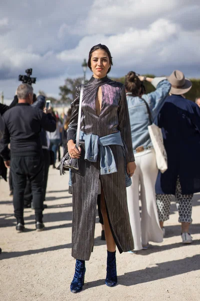 Paris - Ekim 2016: Paris moda haftası sırasında şık kadın. New York, Londra ve Milan Fashion week ile onlar dünyanın dört büyük moda etkinlikleri vardır