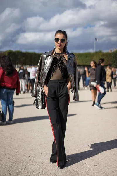 Paris - Ekim 2016: Paris moda haftası sırasında şık kadın. New York, Londra ve Milan Fashion week ile onlar dünyanın dört büyük moda etkinlikleri vardır