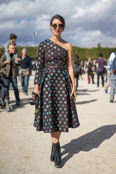 Paris - Ekim 2016: Paris moda haftası sırasında şık kadın. New York, Londra ve Milan Fashion week ile onlar dünyanın dört büyük moda etkinlikleri vardır
