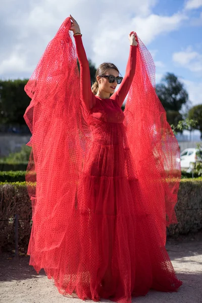 Paris - Ekim 2016: Paris moda haftası sırasında şık kadın. New York, Londra ve Milan Fashion week ile onlar dünyanın dört büyük moda etkinlikleri vardır