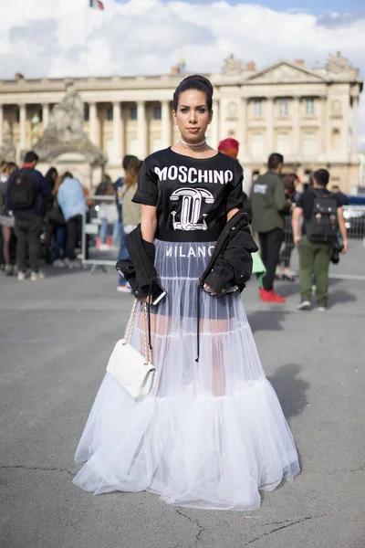 Paris - Ekim 2016: Paris moda haftası sırasında şık kadın. New York, Londra ve Milan Fashion week ile onlar dünyanın dört büyük moda etkinlikleri vardır