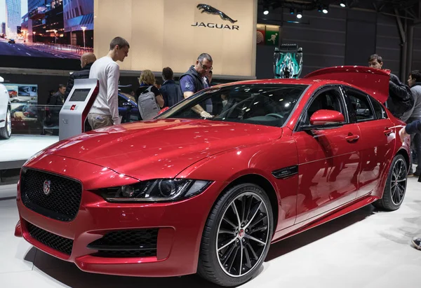 Paris, Fransa - 6 Ekim 2016: Paris Otomobil Fuarı. Yeni araba modelleri sunu