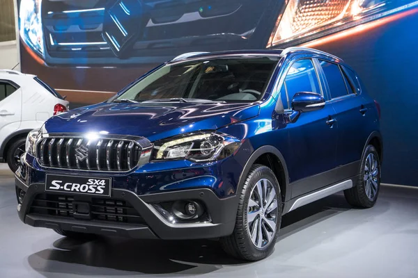 Paris, Fransa - 6 Ekim 2016: Suzuki Sx4 S-Cross Paris Otomobil Fuarı'nda görüntülenir. Grubun 1.0 ve 1.4 litre Boosterjet direkt enjeksiyon turbo motorlar eski 1.6 litre benzin yerini alacak