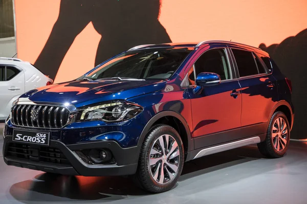 Paris, Fransa - 6 Ekim 2016: Suzuki Sx4 S-Cross Paris Otomobil Fuarı'nda görüntülenir. Grubun 1.0 ve 1.4 litre Boosterjet direkt enjeksiyon turbo motorlar eski 1.6 litre benzin yerini alacak