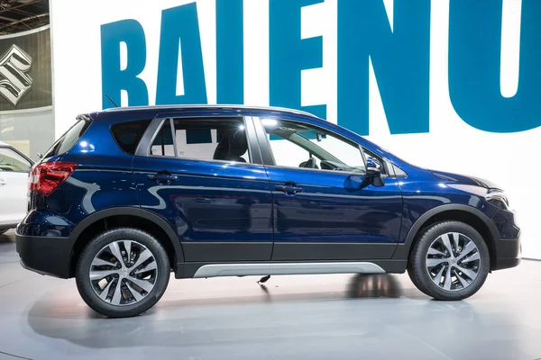 Paris, Fransa - 6 Ekim 2016: Suzuki Sx4 S-Cross Paris Otomobil Fuarı'nda görüntülenir. Grubun 1.0 ve 1.4 litre Boosterjet direkt enjeksiyon turbo motorlar eski 1.6 litre benzin yerini alacak