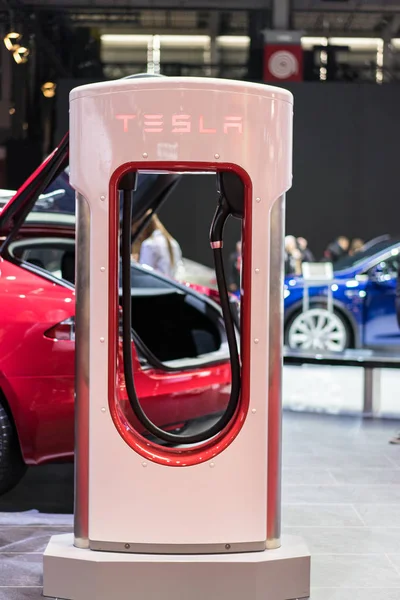 Paris, Fransa - 11 Ekim 2016: Tesla şarj noktası