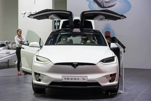 Paris, Fransa - 11 Ekim 2016: Tesla Model X Paris Otomobil Fuarı'nda görüntülenir. Tesla Model X bir tam boyutlu, tüm elektrikli, lüks, crossover Suv olduğunu.
